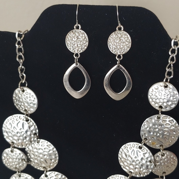 ☀SALE 4 for$20☀          Necklace and Earrings - Picture 2 of 2